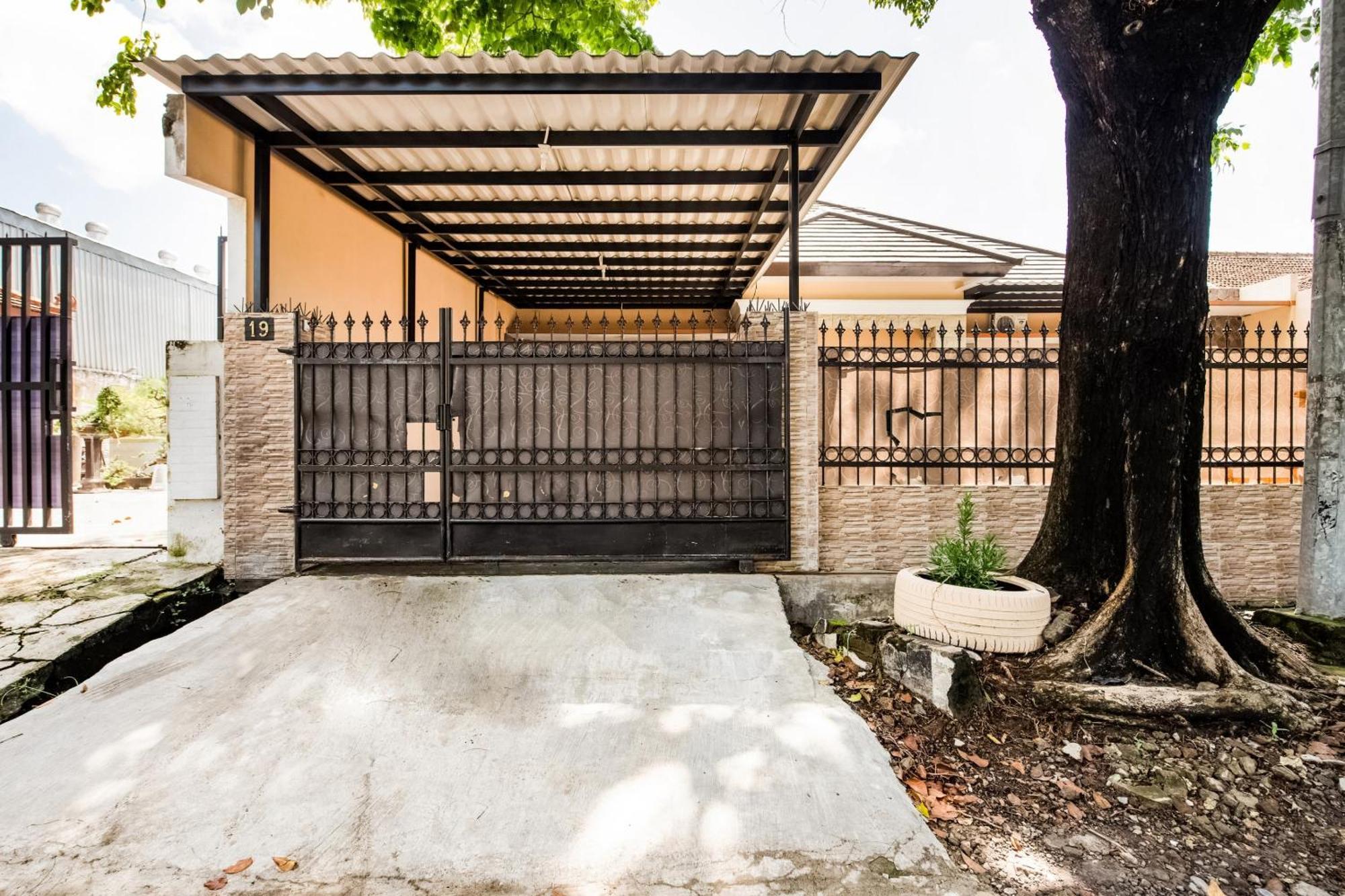 Oyo Life 3398 Griya Rm 19 Syariah Ξενοδοχείο Σουραμπάγια Εξωτερικό φωτογραφία